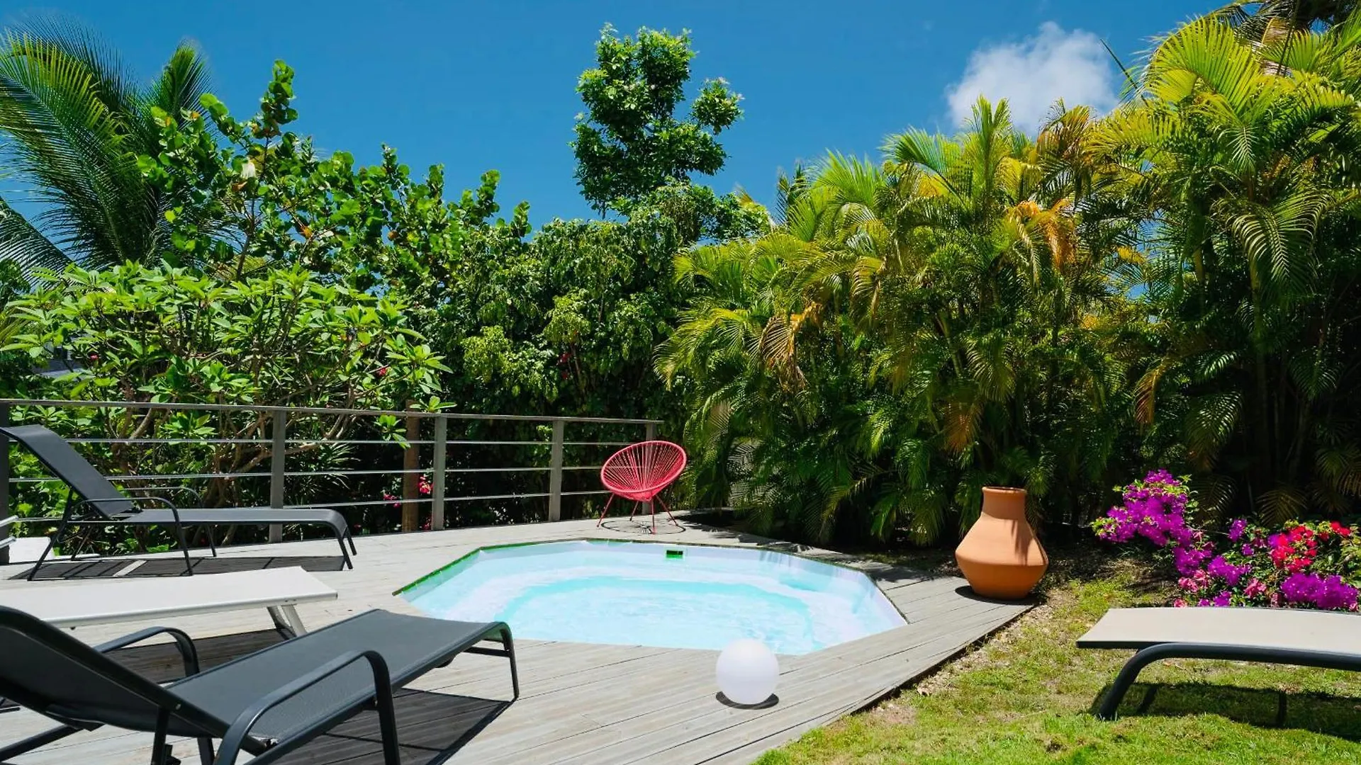 הקונטקטים של Villa Frangipanier